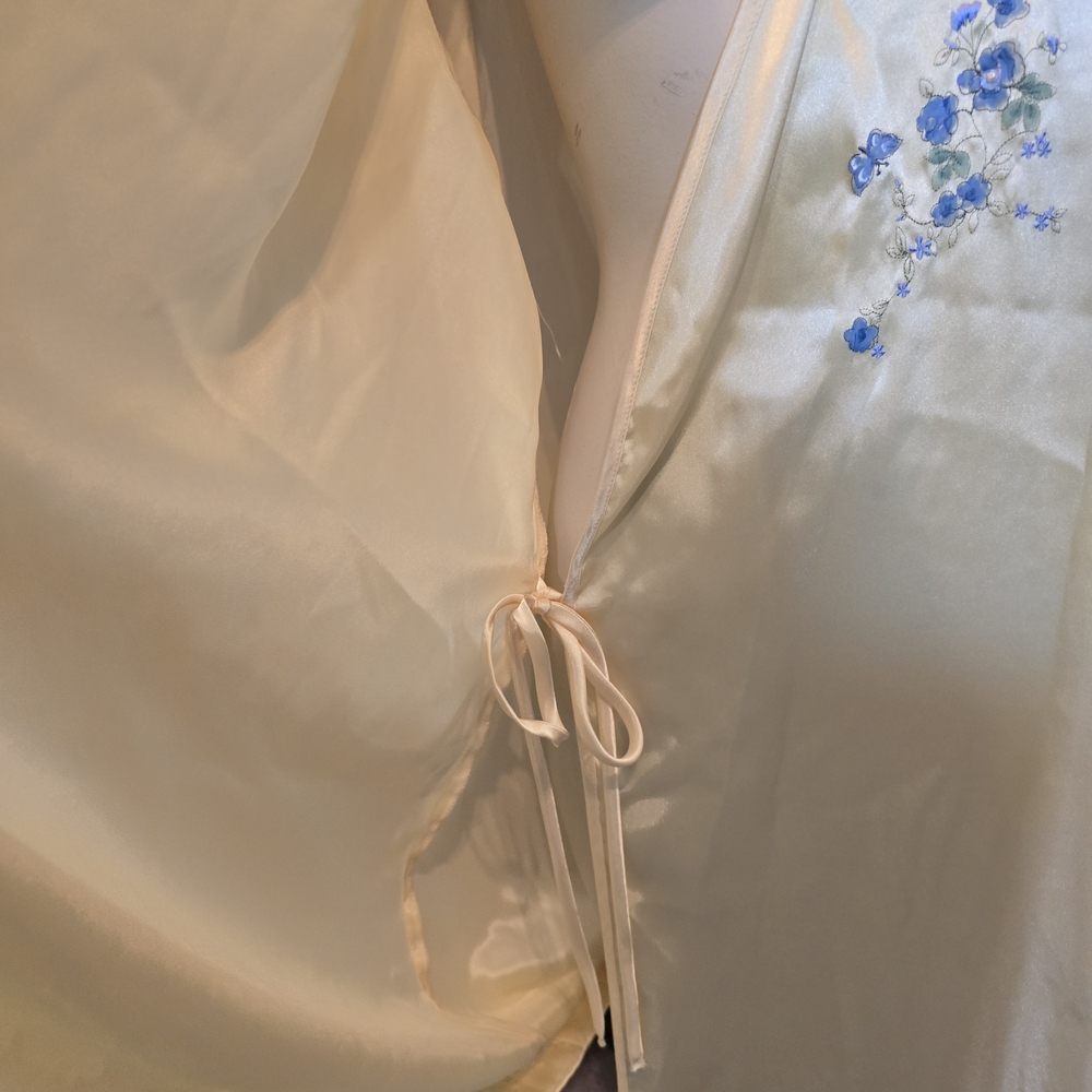 Silky Cream‎ Floral-Embroidered Robe - Picture 5 of 7